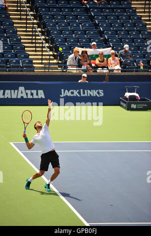 Grigor Dimitrov che serve al 2016 Roger Cup torneo di tennis a Toronto. Foto Stock