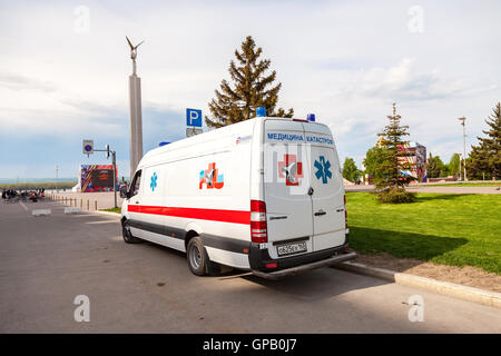 Ambulanza auto parcheggiate in strada. Testo in russo: "medicina di emergenza' Foto Stock