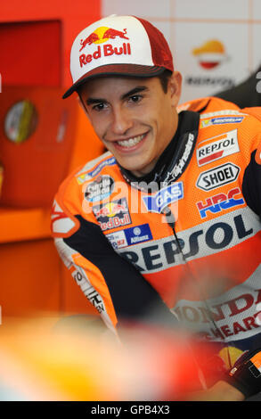 La Spagna è Marc Marquez del Team Repsol Honda nel garage prima Libere 3 a Silverstone, Northamptonshire. Foto Stock