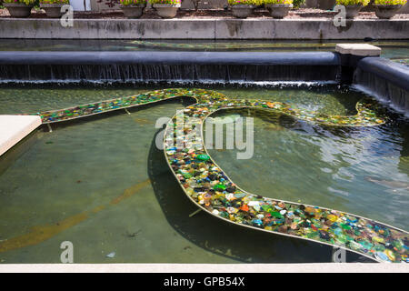 Fort Wayne, Indiana - Nastri di vetro rotto in stagni all'Foellinger-Freimann Conservatorio Botanico. Foto Stock