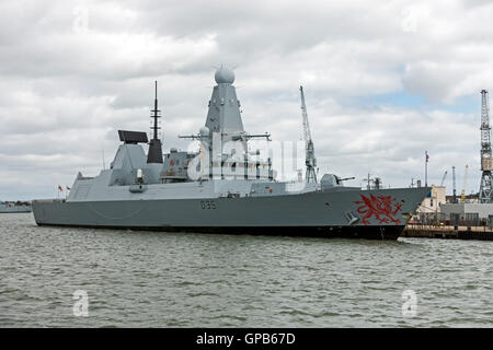 Tipo 45 audace-classe aria-difesa cacciatorpediniere HMS Dragon ormeggiata nel porto di Portsmouth Portsmouth Inghilterra Foto Stock