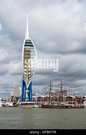 Portsmouth Emirates Spinnaker Tower con il centro dello shopping e ristoranti presso il porto di Portsmouth in Inghilterra Foto Stock