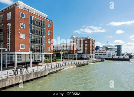 Wightlink auto & per i passeggeri dei traghetti nel porto di santa fede di lasciare il porto di Portsmouth Portsmouth Inghilterra per Fishbourne con Millennium marciapiede Foto Stock