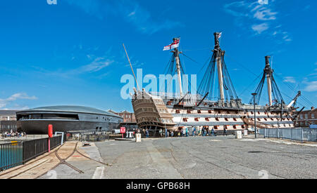 Il Mary Rose Museum di Portsmouth Historic Dockyard Portsmouth Inghilterra con HMS Victory destra. Foto Stock