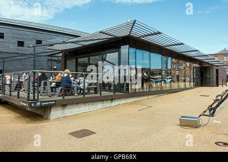 Il cafe a Mary Rose Museum di Portsmouth Historic Dockyard Portsmouth Inghilterra Foto Stock