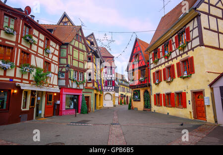 Tradizionale metà di colorate case con travi di legno con decorazione di Natale nelle prime ore del mattino di Colmar, Alsazia, Francia Foto Stock