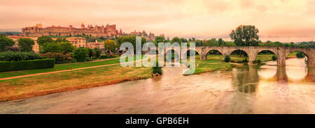 Tramonto sulla città fortificata di Carcassonne e il Pont Vieux attraversando il fiume Aude, Francia Foto Stock