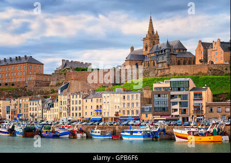 Chiesa gotica sulla collina e barche di pescatori nella città di Porto di Granville, Normandia, Francia Foto Stock
