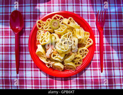 Un piatto di pasta al pomodoro, tonno, origano e olive, un fresco e salutare pasto per l'estate. Foto Stock