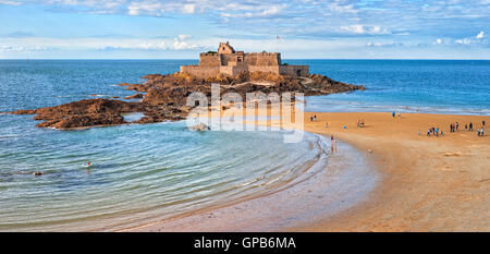 Atlantic Beach sotto il medievale Fort nazionale su Petite essere isola sul canale in inglese, Saint Malo, Bretagna Francia Foto Stock