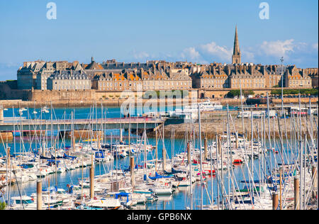 Porto di yacht e la città murata di St Malo, Bretagna Francia Foto Stock