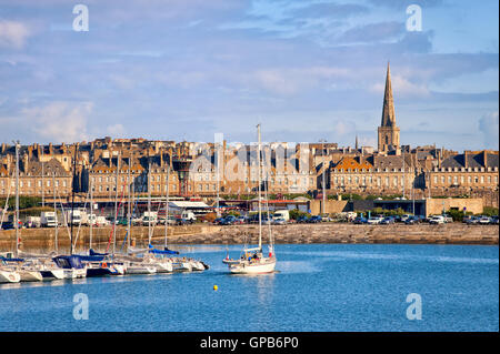 Porto di yacht e la città murata di Saint-Malo, Brittany, Francia Foto Stock