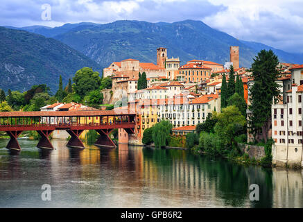 Bassano del Grappa, piccola città medievale nelle Alpi, regione Veneto, Italia Foto Stock