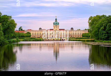 Charlottenburg Royal Palace a Berlino, Germania, vista dal lago al giardino Inglese Foto Stock