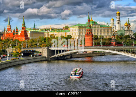 Il bianco e il rosso delle torri del Cremlino di Mosca oltre il fiume Moskva, Mosca, Russia Foto Stock