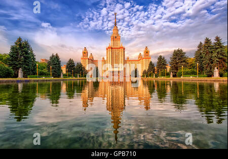 Neoclassico Università Statale di Mosca (MGU) edificio su Vorobyevy Gory, riflettendo nel lago, Russia Foto Stock