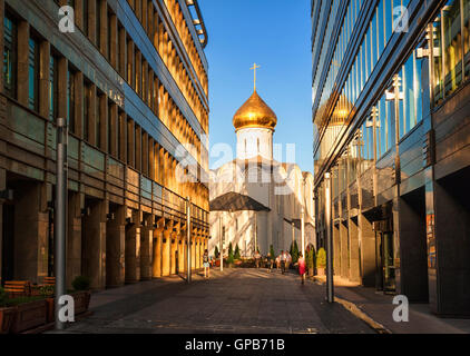 Chiesa ortodossa tra gli edifici per uffici a Mosca, Russia Foto Stock