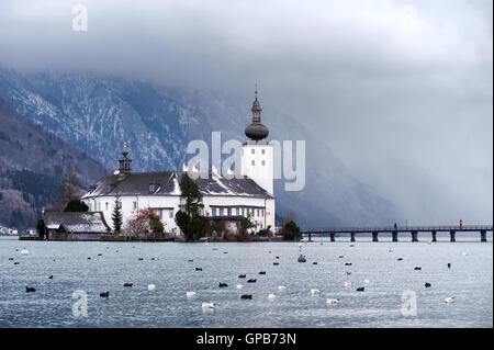 Monastero sull'isola del lago alpino di Gmunden da Salisburgo, Austria Foto Stock