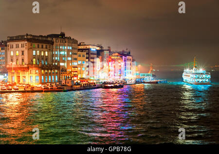 Vista notturna del quartiere di Galata sul Bosforo ad Istanbul in Turchia Foto Stock