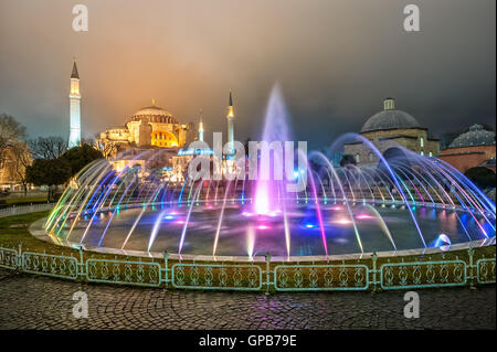 Hagia Sophia e fontana colorata in Sultanahmet park, Istanbul, Turchia, a tarda sera Foto Stock