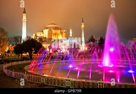 Hagia Sophia è stato costruito come cattedrale cristiana, servita come moschea imperiale e ora è un famoso museo di Istanbul, Turchia Foto Stock