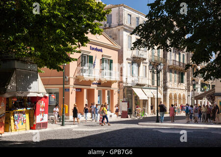 Gli amanti dello shopping e il turista nella città di Corfù, estate, Corfù, Grecia Foto Stock