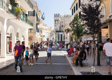 La gente lo shopping e le visite turistiche a Corfù città vecchia di Corfù, Grecia Foto Stock