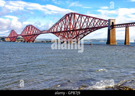 Vista del Forth Bridge, Scotland, Regno Unito. Fort Bridge è una struttura a sbalzo ponte ferroviario considerato una struttura iconica. Foto Stock