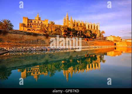 Cattedrale gotica La Seu in Palma de Mallorca, Spagna, riflettendo nel lago di acqua nella luce del tramonto Foto Stock