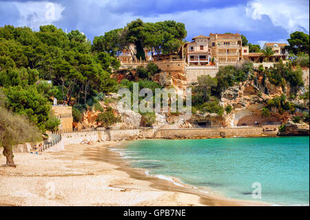 Lato mare ville sulla spiaggia di sabbia di Cala Mandrago, isola di Mallorca, Spagna Foto Stock