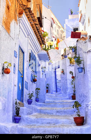 Street con scale nella medina di marocchino città blu Chefchaouen Foto Stock