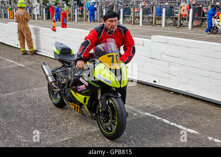 Christopher Watson 600 Kawasaki ZX-GR dopo Bike numero 7 di ritirarvi dal Senior Manx Grand Prix 2016 Foto Stock