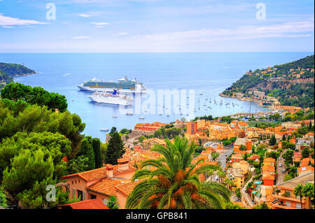 Le navi da crociera in una laguna di Villefranche sulla Riviera francese a Nizza, Francia Foto Stock