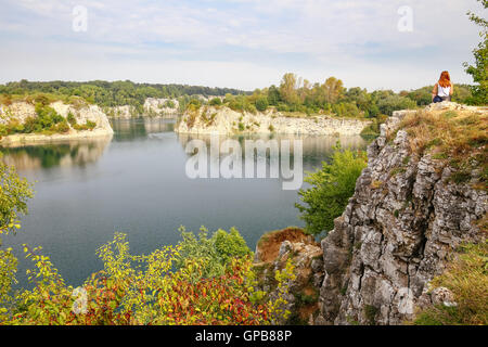 Una vista panoramica della miniera allagata a Cracovia - lago Zakrzowek - Polonia Foto Stock