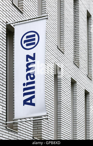 Allianz segno su una parete. Allianz è un europeo di società di servizi finanziari con sede a Monaco di Baviera, Germania Foto Stock