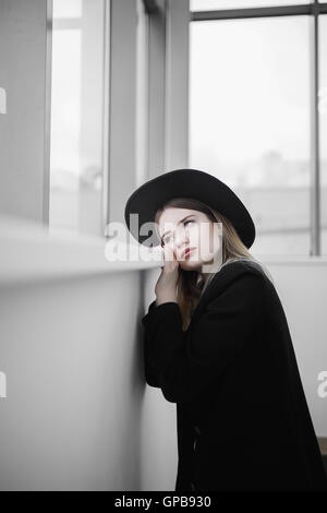 Ragazza fashiom black hat blonde modello bianco Foto Stock