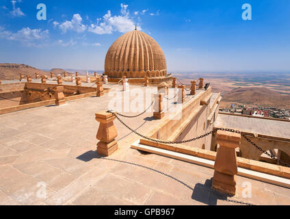 Cupola di Zinciriye Medrese con valle mesopotamiche in background, Mardin, a sud est della Turchia Foto Stock