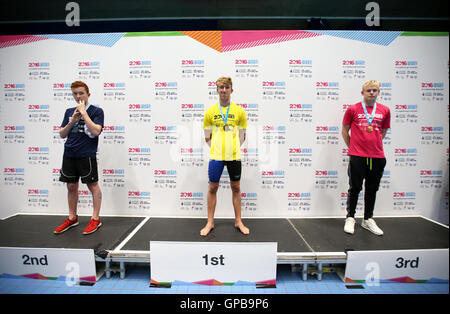 (Da sinistra a destra) Archie Goodburn, Matthew George e James Watson prendere per il podio per i ragazzi 200m singoli Medley durante il giorno tre del 2016 Scuola di giochi a Stagno di Forge, Sheffield. Stampa foto di associazione. Picture Data: Sabato 3 settembre, 2016. Foto di credito dovrebbe leggere: Steven Paston/PA FILO Foto Stock