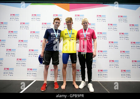 (Da sinistra a destra) Archie Goodburn, Matthew George e James Watson prendere per il podio per i ragazzi 200m singoli Medley durante il giorno tre del 2016 Scuola di giochi a Stagno di Forge, Sheffield. Stampa foto di associazione. Picture Data: Sabato 3 settembre, 2016. Foto di credito dovrebbe leggere: Steven Paston/PA FILO Foto Stock