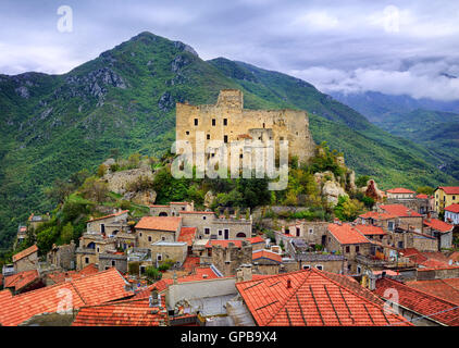 Castelvecchio di Rocca Barbena, villaggio alpino in Liguria, Italia Foto Stock