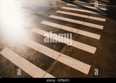 Crosswalk zebra su sfondo di asfalto in estate. Foto Stock