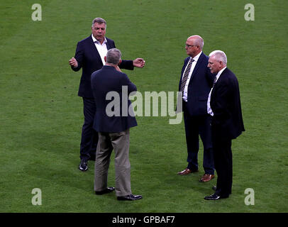 Il direttore dell'Inghilterra Sam Allardyce parla con il direttore del fa Greg Clarke, Ian Lenagan e il direttore esecutivo di Southampton di Football Les Reedaround durante una passeggiata alla City Arena, Trnava. PREMERE ASSOCIAZIONE foto. Data immagine: Sabato 3 settembre 2016. Vedi PA storia CALCIO Inghilterra. Il credito fotografico dovrebbe essere: Nick Potts/PA Wire. Foto Stock