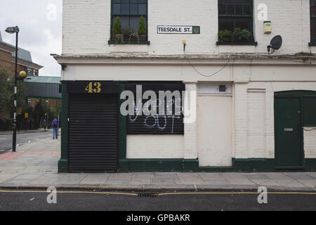 "Yuppies Out' spray-verniciato sulla finestra di proprietà di Teesdale Street, Bethnal Green nella zona est di Londra. Foto Stock