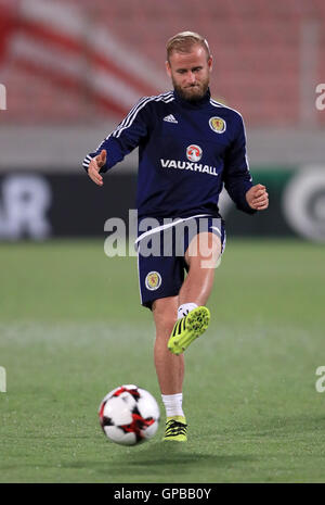 Barry Bannan in Scozia durante una sessione di allenamento allo Stadio Nazionale Ta'Qali di Malta. PREMERE ASSOCIAZIONE foto. Data foto: Sabato 3 settembre 2016. Guarda la storia della Pennsylvania Soccer Scotland. Il credito fotografico deve essere: John Walton/PA Wire. RESTRIZIONI: L'uso è soggetto a restrizioni. Solo per uso editoriale. Uso commerciale solo previo consenso scritto della fa scozzese. Chiamare il numero +44 (0)1158 447447 per ulteriori informazioni. Foto Stock