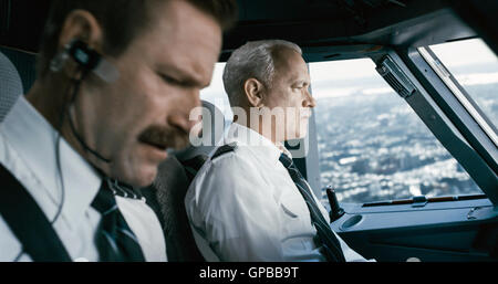 Sully è un imminente 2016 American Biographical film di fiction diretto e co-prodotto da Clint Eastwood e scritto da Todd Komarnicki, circa la US Airways Flight 1549 e Chesley 'Sully' Sullenberger. Questa fotografia è per il solo uso editoriale ed è il copyright del film company e/o il fotografo assegnato dal film o società di produzione e può essere riprodotto solo da pubblicazioni in congiunzione con la promozione del film di cui sopra. Un credito per il film company è richiesto. Il fotografo deve anche essere accreditato quando noto. Foto Stock