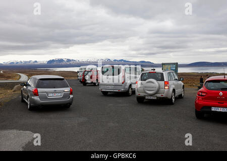Tourist auto parcheggiata in un layby sul Golden Circle Route in Islanda Foto Stock