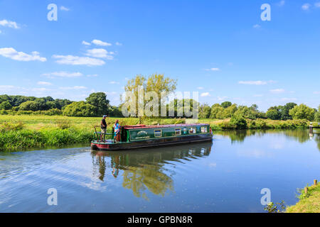 Narrowboat crociera sul Wey Navigazione a cancelli Worsfold vicino a inviare, Surrey in estate in una giornata di sole con cielo blu Foto Stock