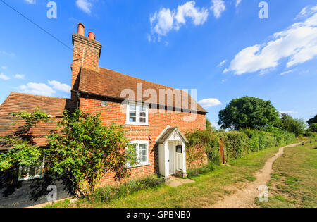 Cottage sulla strada alzaia a serratura Triggs, Wey Navigazione, vicino a inviare, Surrey in estate con il blu del cielo in una giornata di sole Foto Stock