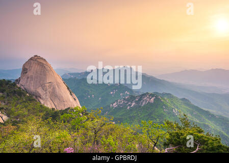 Sunrise di picco Baegundae, Bukhansan montagne a Seul, in Corea del Sud. Foto Stock