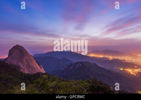 Sunrise di picco Baegundae, Bukhansan montagne in Seoul, Corea del Sud Foto Stock